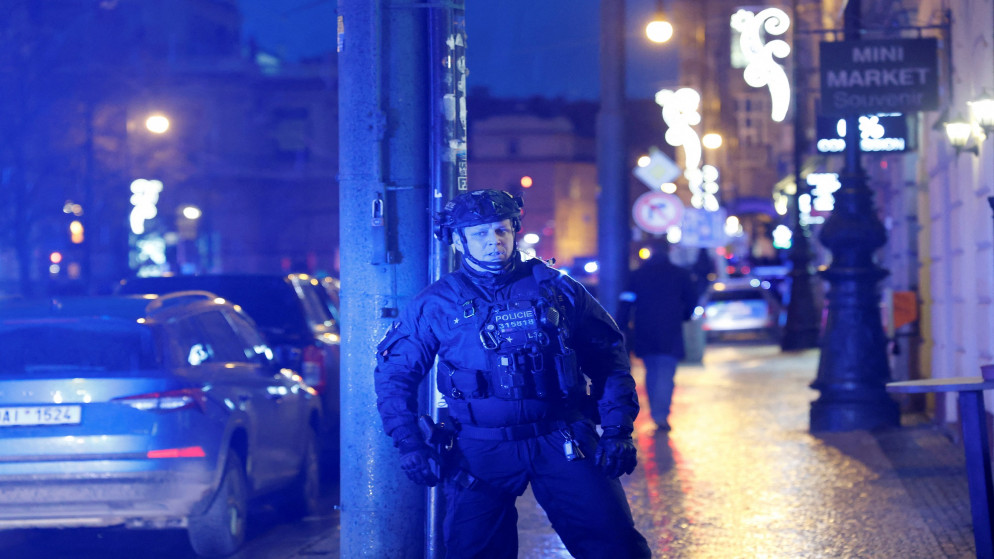 ضابط شرطة في شارع بعد إطلاق النار على أحد مباني جامعة تشارلز في براغ، 21 كانون الأول/ديسمبر 2023. (رويترز)