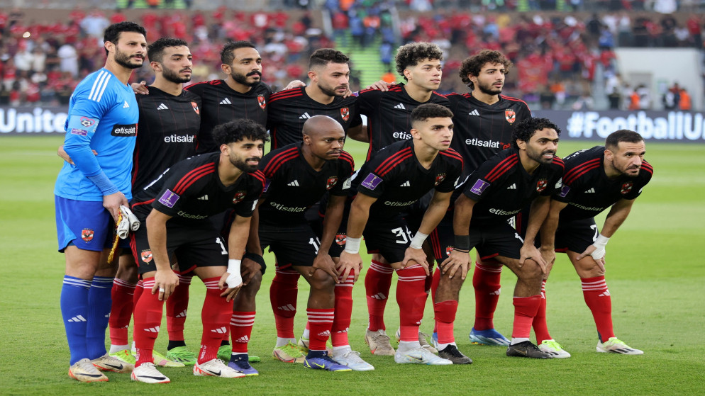 فريق الأهلي المصري قبل مباراته مع أوراروا الياباني. (رويترز)