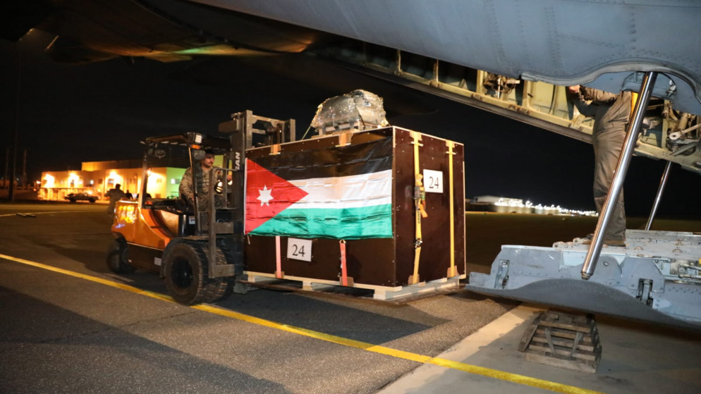 جانب من تحضير المساعدات لإنزالها في قطاع غزة. (القوات المسلحة الأردنية)