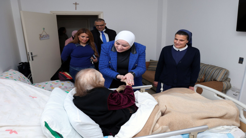 وزيرة التنمية الاجتماعية وفاء بني مصطفى خلال زيارتها بيت العناية الإنسانية التابع لراهبات الصليب في الفحيص. (وزارة التنمية الاجتماعية)