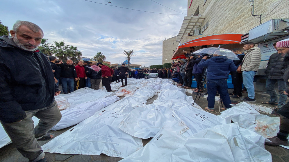 صورة لجثامين فلسطينيين استشهدوا جراء العدوان الإسرائيلي على قطاع غزة. (رويترز)