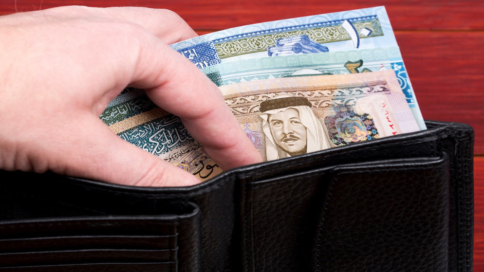 عملة أردنية ورقية في محفظة. (Shutterstock)