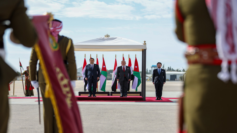 صورة أرشيفية لاستقبال جلالة الملك عبدالله الثاني، رئيس مجلس الوزراء العراقي محمد شياع السوداني في مطار ماركا العسكري. (الديوان الملكي الهاشمي)