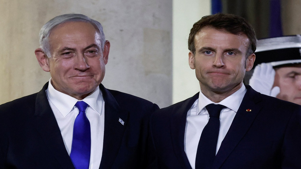 الرئيس الفرنسي إيمانويل ماكرون يرحب برئيس الوزراء الإسرائيلي بنيامين نتنياهو لدى وصوله لتناول العشاء في قصر الإليزيه في باريس، 2 فبراير 2023. (رويترز)