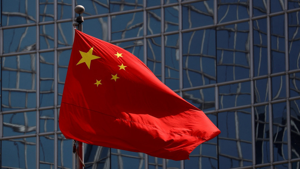 صورة تظهر العلم الصيني في بكين. (رويترز)