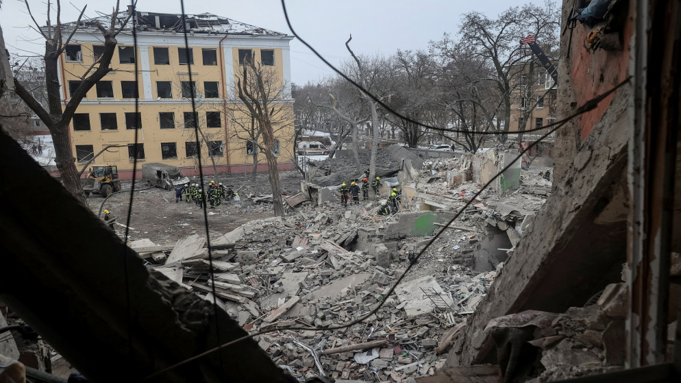 عمال إنقاذ يعملون في موقع مبنى سكني دمرته ضربة صاروخية روسية، في كراماتورسك، أوكرانيا، 2 شباط/فبراير 2023. (رويترز)