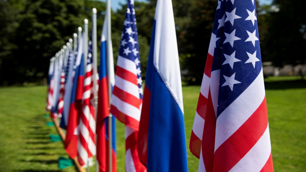 أعلام روسيا والولايات المتحدة خارج فيلا لا غرانج في جنيف. 15/06/2021. (أ ف ب)