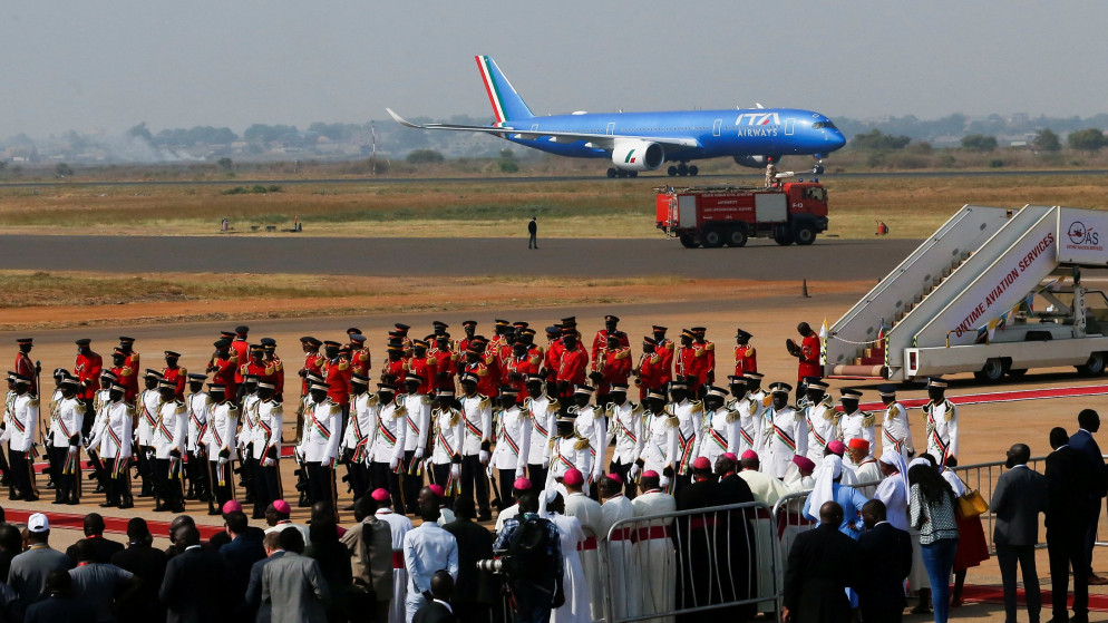 وصول طائرة البابا فرنسيس إلى مطار جوبا الدولي في جنوب السودان، 3 شباط/فبراير 2023. (رويترز)