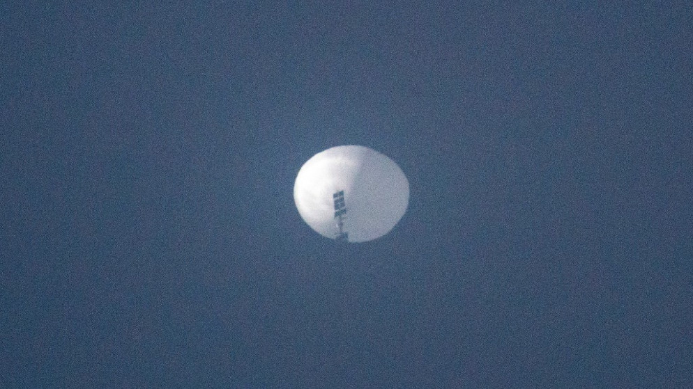 صورة تظهر بالونا صينيا يشتبه أنه يستخدم للتجسس في سماء ولاية مونتانا الأميركية. (أ ف ب)