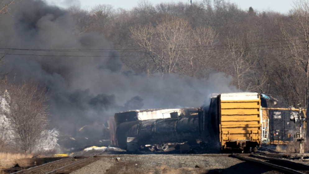 دخان يتصاعد من قطار بضائع خرج عن مساره، أوهايو، 4 فبراير 2023. (أ ف ب)