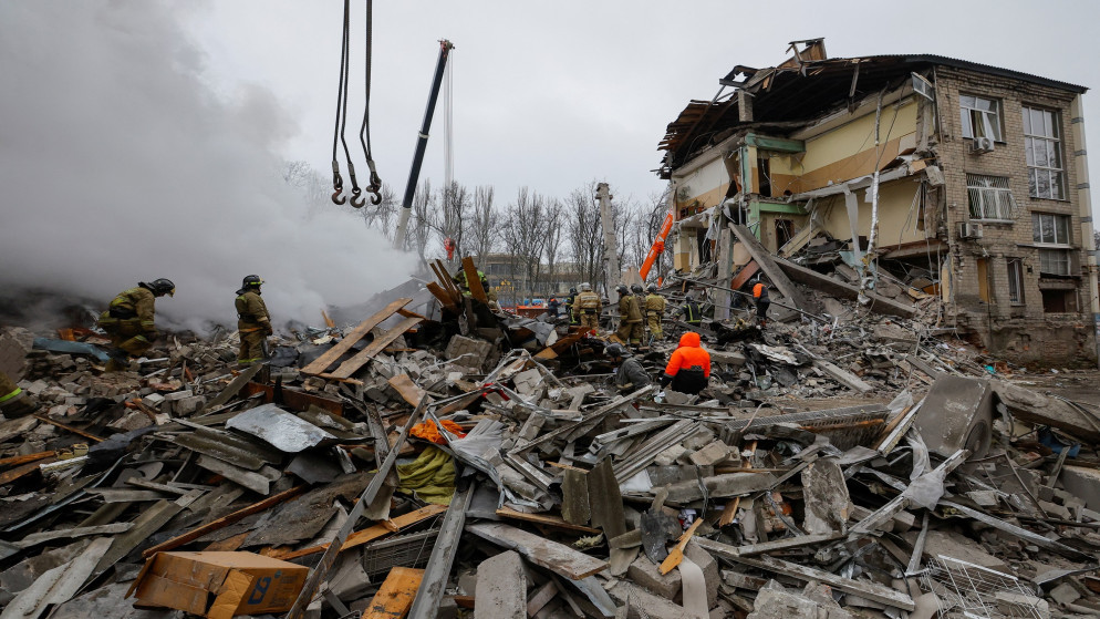 أنقاض مبنى تعرض لأضرار جسيمة في دونيتسك، أوكرانيا التي تسيطر عليها روسيا، 16 كانون الثاني/يناير 2023. (رويترز)