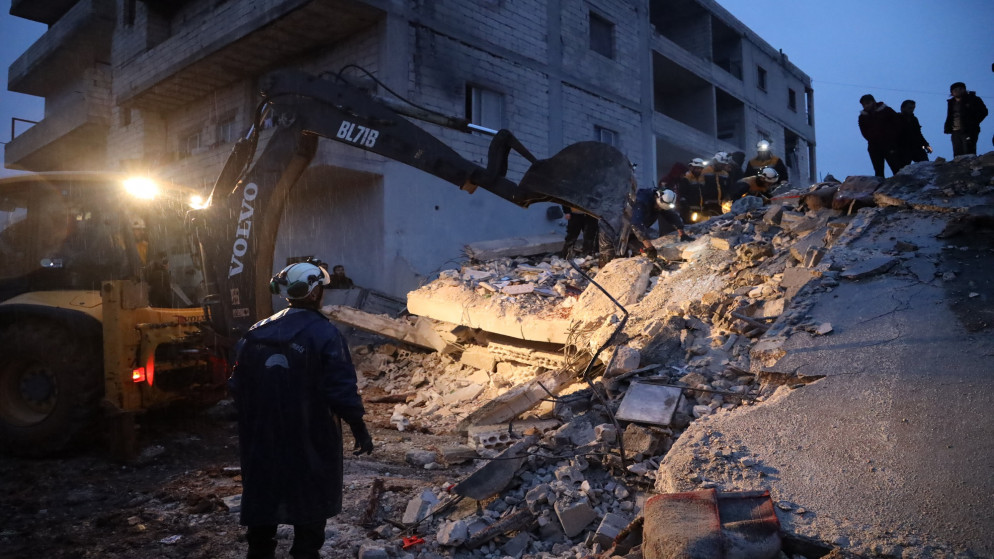 عناصر من الدفاع المدني السوري يبحثون عن ضحايا تحت الأنقاض إثر زلزال ضرب بلدة زردنا بريف محافظة إدلب شمال غربي سوريا. 6 شباط 2023. (أ ف ب)