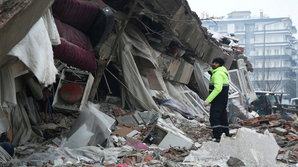 أشخاص يبحثون عن ناجين تحت الأنقاض في أعقاب زلزال ضرب ديار بكر في تركيا. 06/02/2023. (سيرتاك كايار)