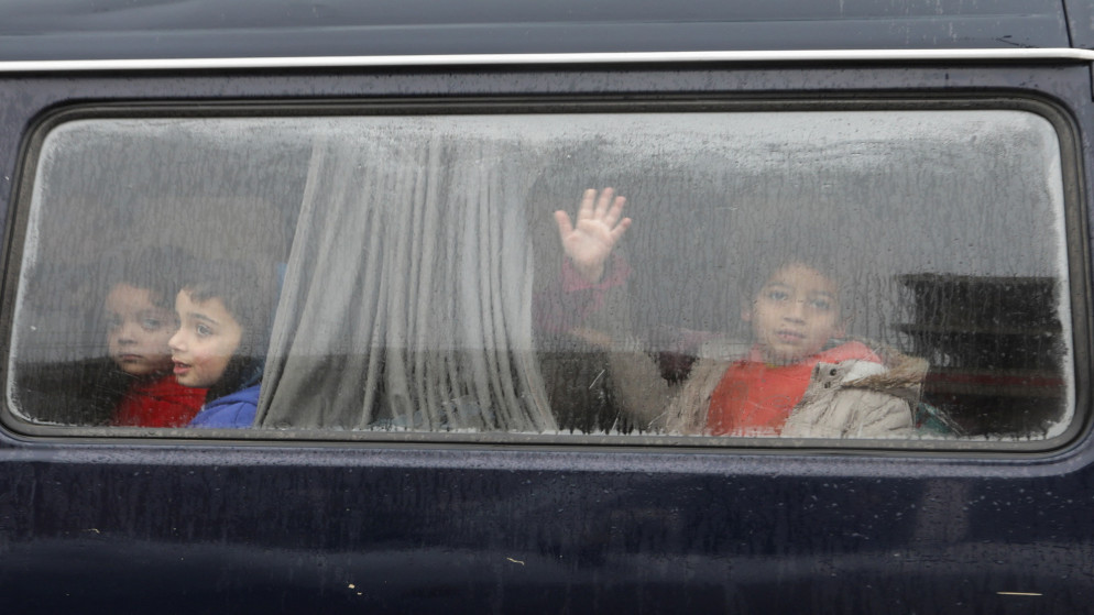 أطفال ينظرون من نوافذ سيارة بعد وقوع زلزال في بلدة جندريس التي تسيطر عليها المعارضة السورية. 06/02/2023. (خليل عشاوي/ رويترز)