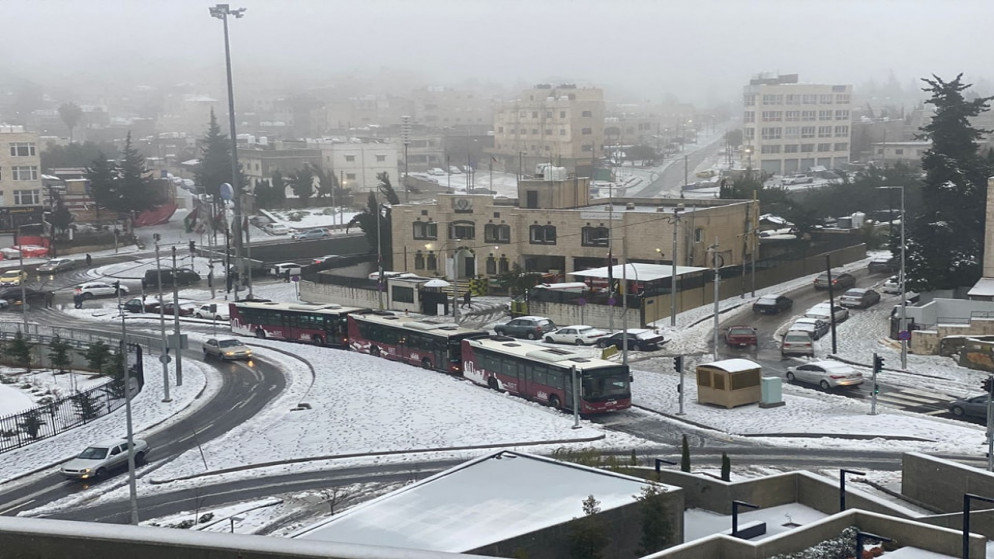 فرق أمانة عمّان تقوم بفتح طرق أغلقت في العاصمة جراء تراكم الثلوج. (أمانة عمّان)