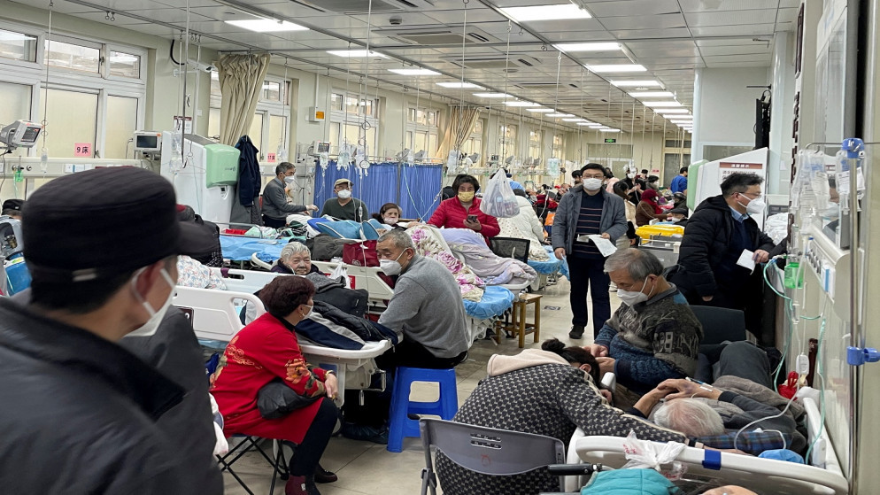 مرضى يرقدون على أسرة في قسم الطوارئ بأحد المستشفيات، في شنغهاي، الصين، 4 يناير 2023. (رويترز)