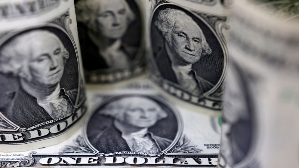 صورة تظهر عملات ورقية لللدولار الأميركي. (رويترز)