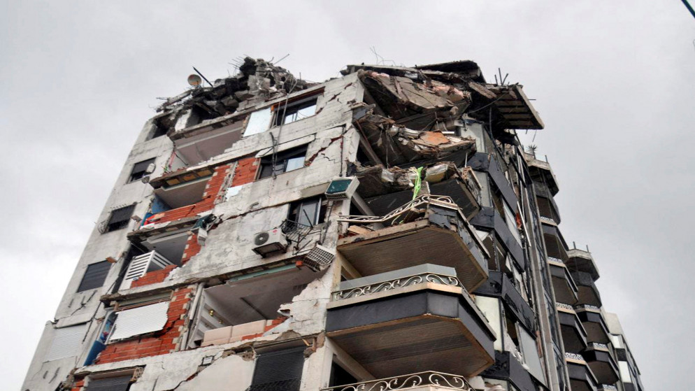 مبنى مدمّر في مدينة اللاذقية السورية إثر الزلزال الذي ضرب تركيا وسوريا. 06/02/2023. (رويترز)