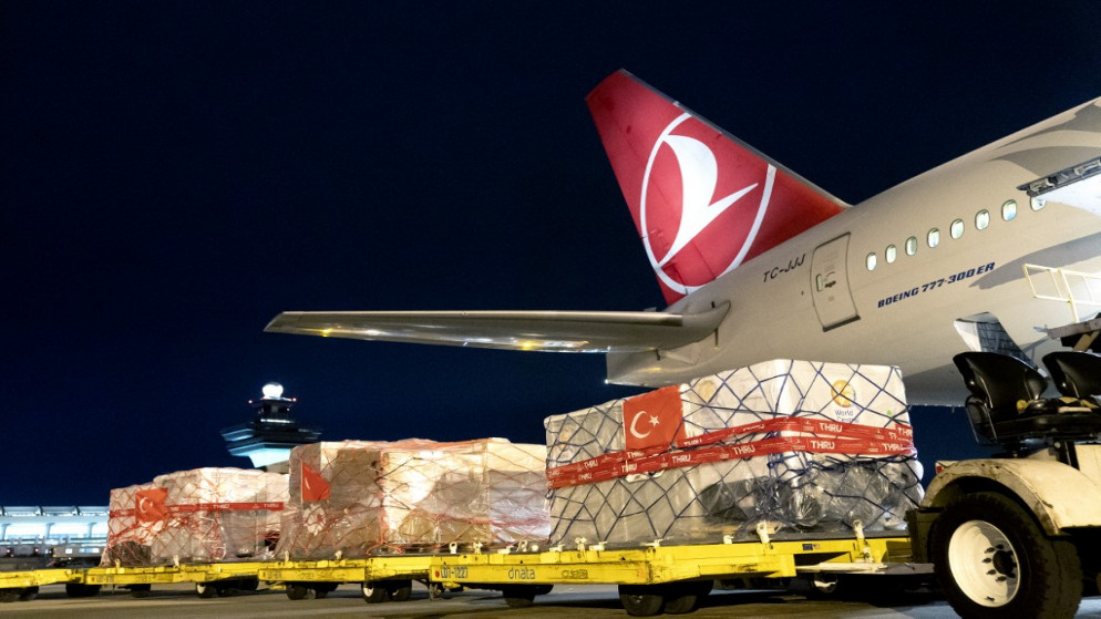 تبرعات لمتضررين من الزلزال في تركيا قبل تحميلها على متن طائرة تابعة للخطوط الجوية التركية في مطار دالاس الدولي في فرجينيا. (أ ف ب)