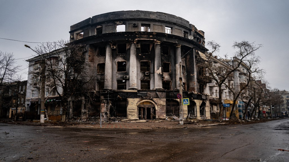 مبنى متضرر بعد احتراقه مع استمرار القصف الروسي على مدينة باخموت الأوكرانية. 27 شباط/فبراير 2023. (ديمتار ديلكوف /أ ف ب)