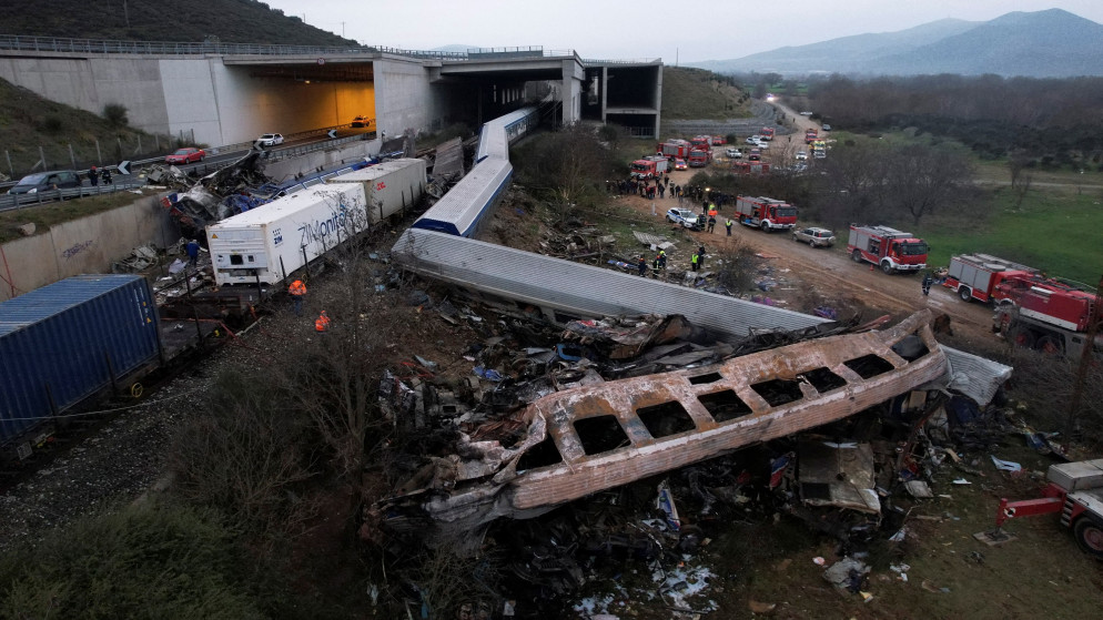 طواقم الإنقاذ تعمل في موقع حادث تصادم قطارين بالقرب من مدينة لاريسا في اليونان. 01/03/2023. (ألكسندروس أفراميديس/ رويترز)