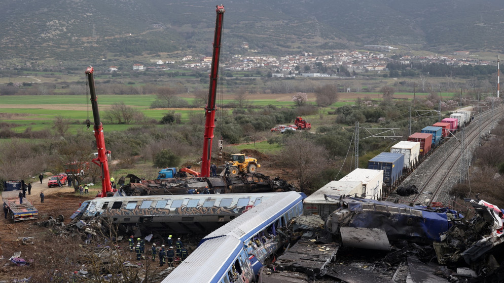 عمال الإنقاذ يعملون في موقع الحادث، حيث اصطدم قطاران، بالقرب من مدينة لاريسا، اليونان، 1 مارس 2023. (رويترز / ألكسندروس أفراميديس)