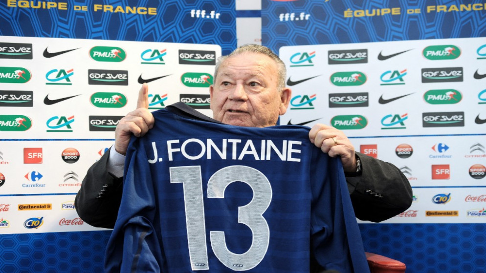 الفرنسي جوست فونتين يحمل قميصه مع منتخب فرنسا خلال مؤتمر صحفي في كالفورنيا عام 2011. (أ ف ب)
