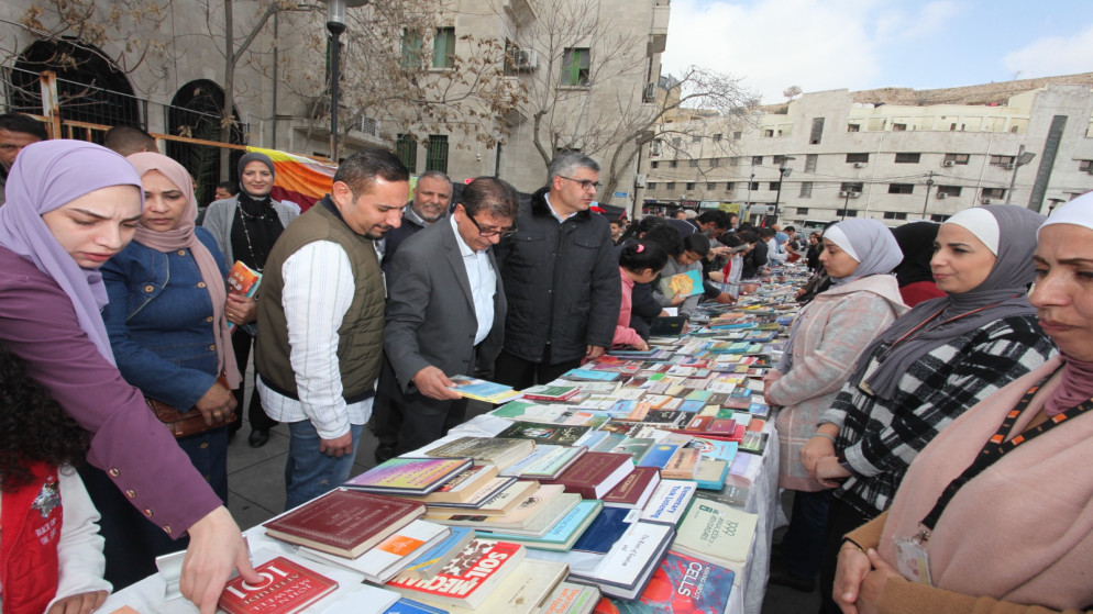 جانب من توزيع الكتب. (أمانة عمّان الكبرى)