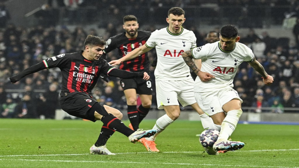 جانب من مباراة ميلان وتوتنهام في دوري أبطال أوروبا. (أ ف ب)