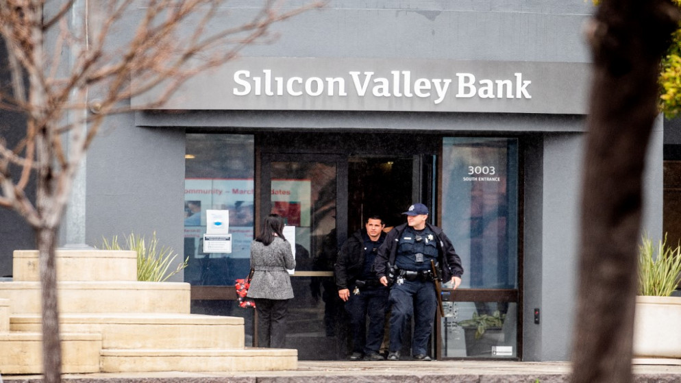 ضباط الشرطة يغادرون المقر الرئيسي لبنك سيليكون فالي في سانتا كلارا، كاليفورنيا، 10 مارس 2023. (أ ف ب)