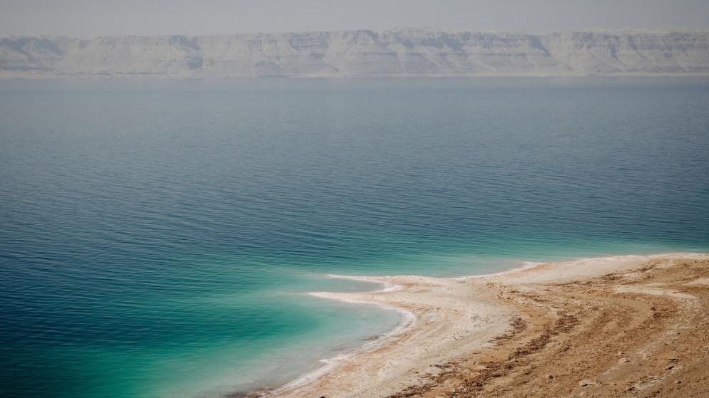 ساحل البحر الميت في يوم مشمس صاف. (shutterstock)
