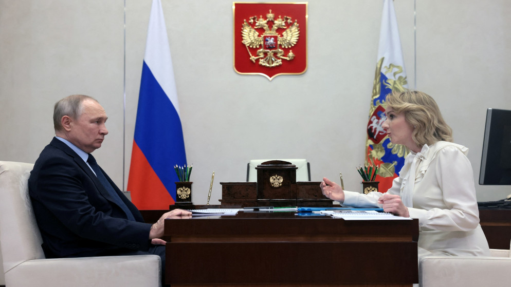 الرئيس الروسي فلاديمير بوتين مع المفوضة الرئاسية لحقوق الطفل في روسيا ماريا أليكسييفنا لفوفا-بيلوفا. (رويترز)