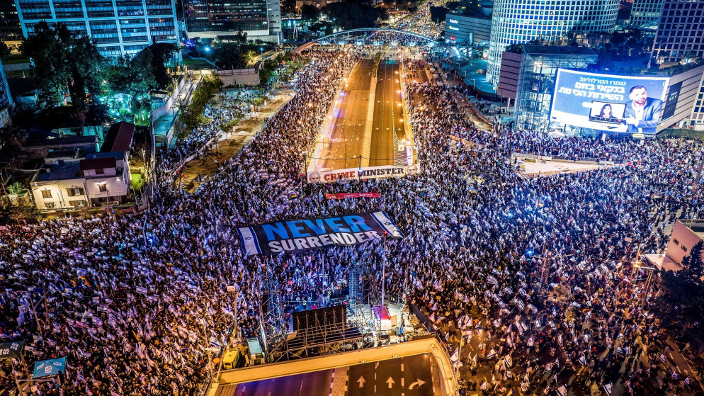 إسرائيليون يحتجون في تل أبيب على خطة التعديلات القضائية للأسبوع الحادي عشر. (رويترز)