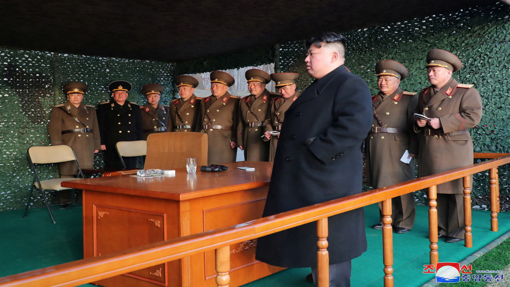 الزعيم الكوري الشمالي كيم جونغ-أون يتابع تدريبات عسكرية. (رويترز)
