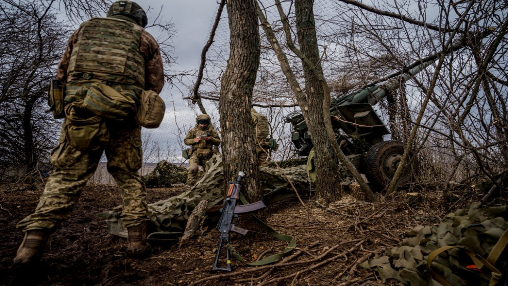 عناصر من القوات الأوكرانية قرب قرية في باخموت قرب خط المواجهة مع القوات الروسية. (أ ف ب)