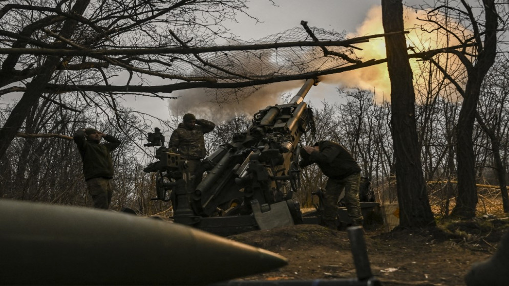 جنود أوكرانيون يطلقون مدفعا على مواقع روسية بالقرب من باخموت، شرق أوكرانيا، 17 آذار 2023. (أ ف ب)