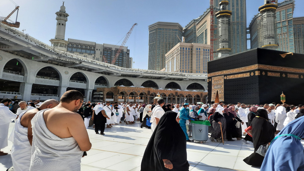 مسلمون يطوفون حول الكعبة المشرفة في مكة المكرمة. (istockphoto)