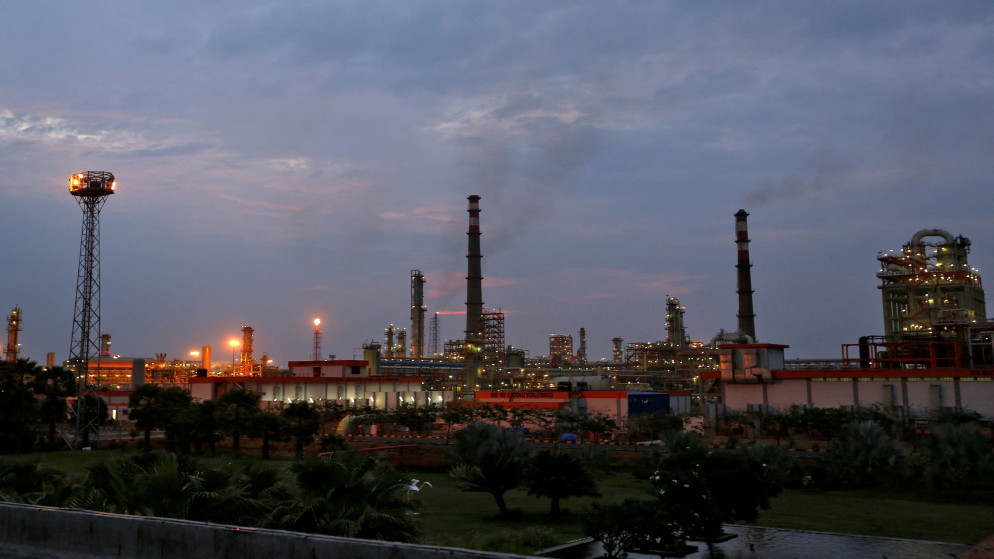 صورة أرشيفية لمصفاة لتكرير النفط في ولاية غوجارات الغربية في الهند. (رويترز)