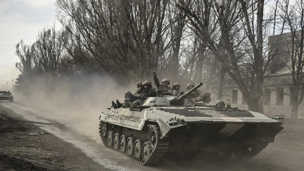 جنود أوكرانيون يتجهون نحو باخموت في مركبة قتال مشاة من طراز BMP في شرق أوكرانيا، 22 آذار 2023. (المملكة)