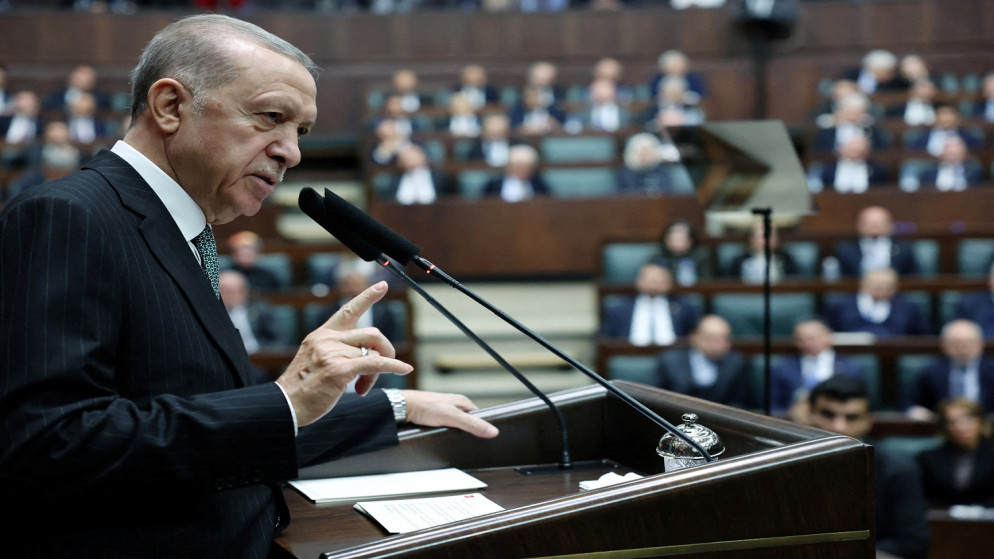 الرئيس التركي رجب طيب أردوغان، يخاطب أعضاء حزبه الحاكم حزب العدالة والتنمية خلال اجتماع في البرلمان في أنقرة، تركيا، في الأول من آذار/مارس 2023. (أ ف ب)