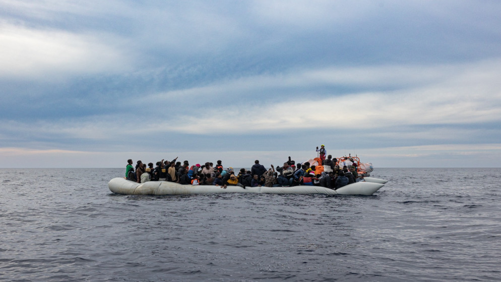 قارب مطاطي يقل مهاجرين قبالة ليبيا. (SOS MEDITERRANEE)
