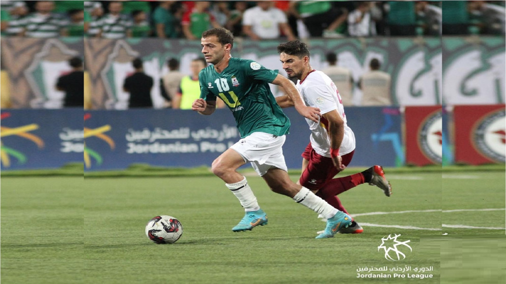 لاعب الوحدات أحمد سريوة يستحوذ على الكرة خلال مباراة في دوري المحترفين. (صفحة الدوري الأردني للمحترفين التابعة لاتحاد كرة القدم)