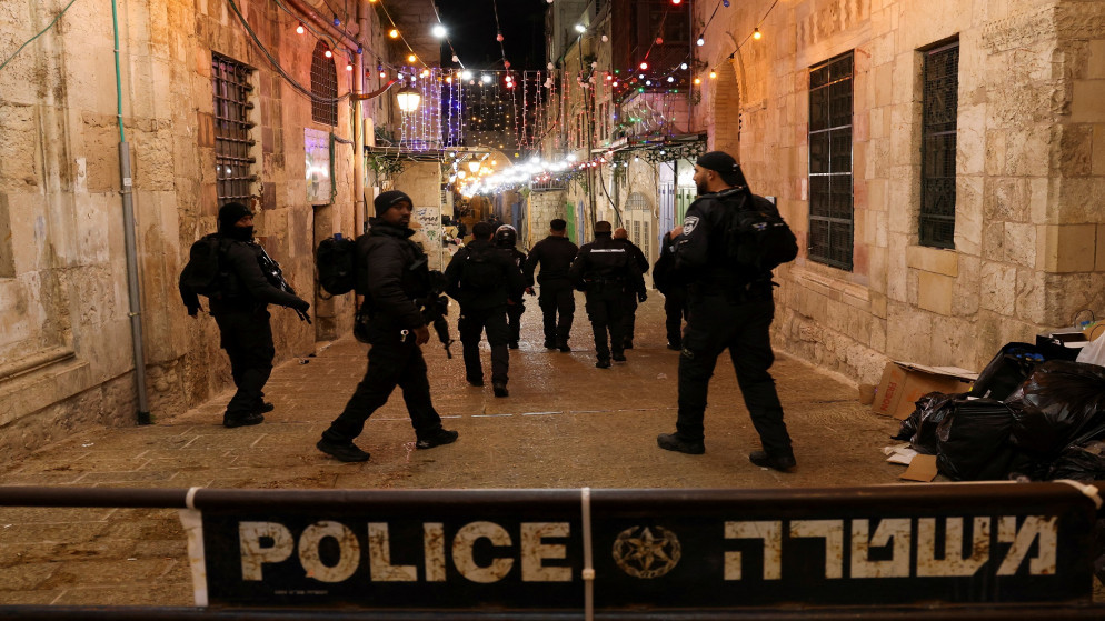 أفراد من شرطة الاحتلال الإسرائيلي بالقرب من المسجد الأقصى في القدس المحتلة، 1 نيسان 2023. (رويترز)
