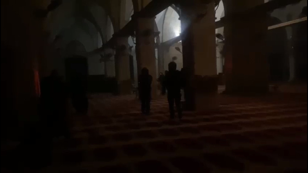 قوات الاحتلال الإسرائيلي داخل المصلى القبلي في المسجد الأقصى. (تلفزيون فلسطين)