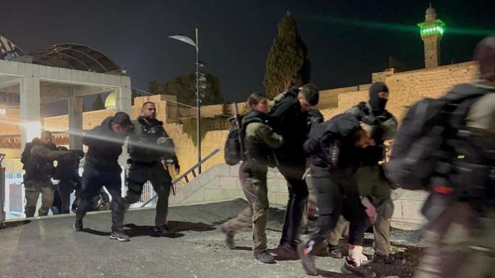 جنود من شرطة الاحتلال الإسرائيلي يعتقلون فلسطينيين عند المسجد الأقصى. (محافظة القدس)