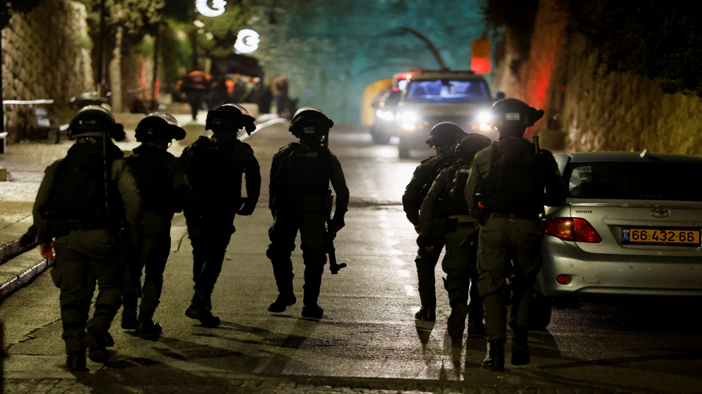 أفراد من شرطة الاحتلال الإسرائيلي بمحاذاة المسجد الأقصى، 5 نيسان 2023. (رويترز)