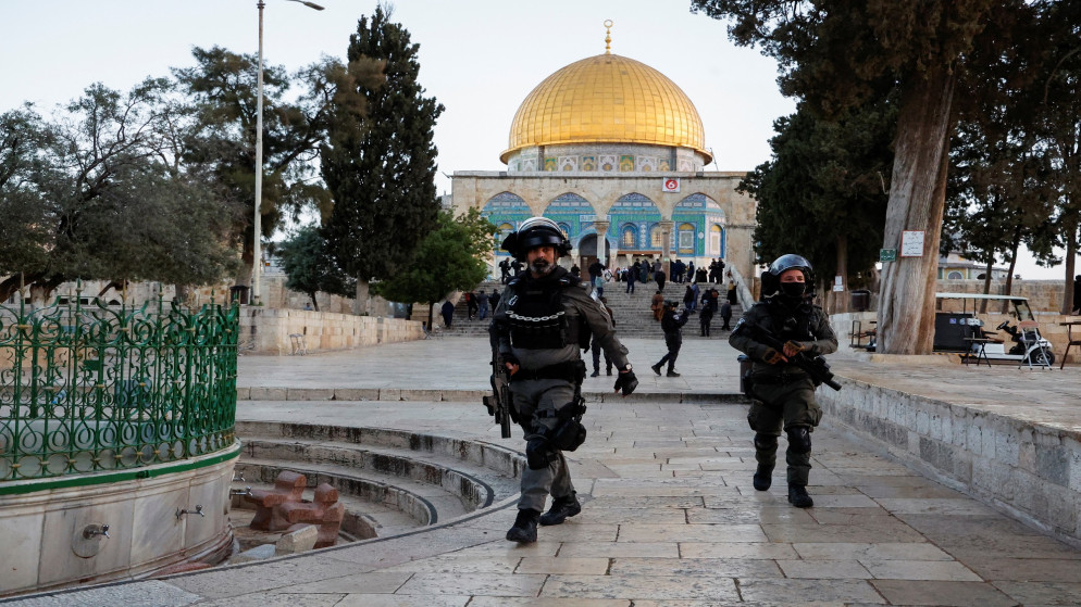 جنود احتلال إسرائيلي مقابل مسجد قبة الصخرة خلال اقتحام المسجد الأقصى، 5 نيسان 2023. (رويترز)