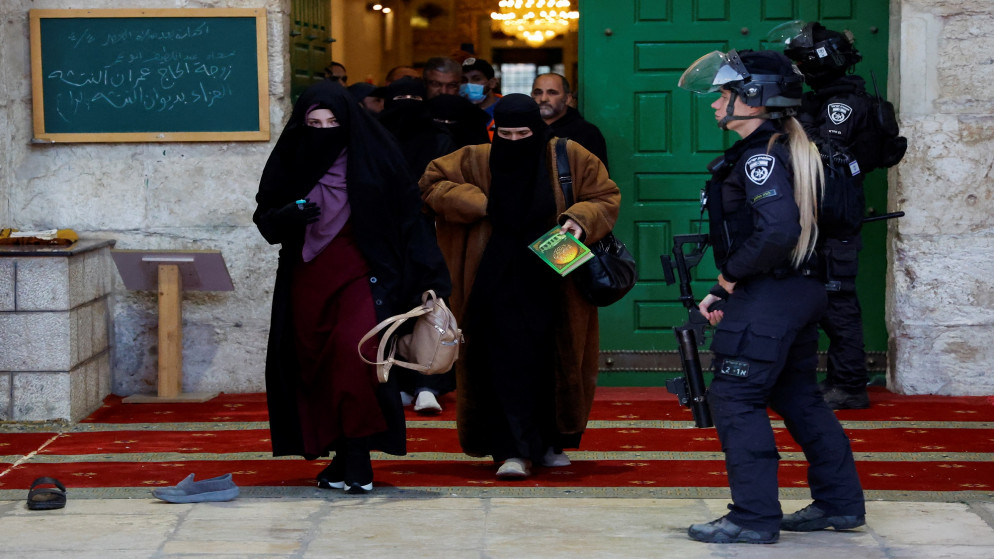 قوات الاحتلال الإسرائيلية تخرج فلسطينيين معتكفين في المسجد الأقصى في القدس المحتلة. 05/04/2023. (رويترز)