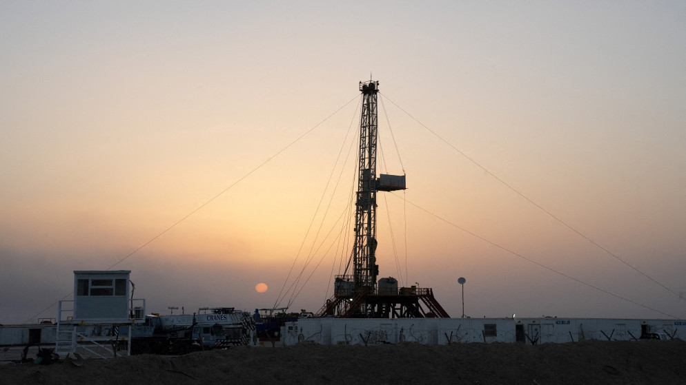 منصة حفر في حقل الزبير النفطي في البصرة في العراق، 5 تموز 2022. (رويترز)
