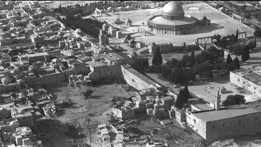 المباني المتبقية في حي المغاربة بالبلدة القديمة بالقدس قرب حائط البراق، 12 حزيران 1967. (أ ف ب)